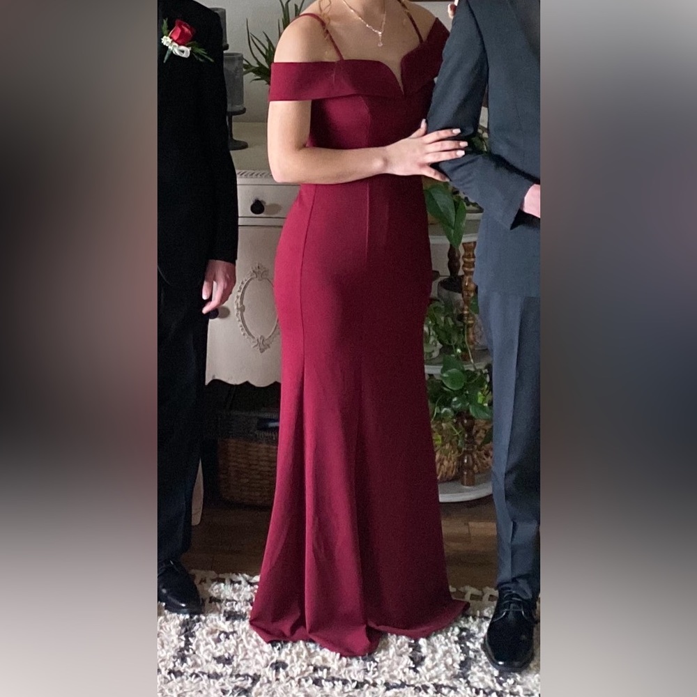 Maroon, floor length, homecoming/ cocktail/bridesmaid dress. Size 9/10